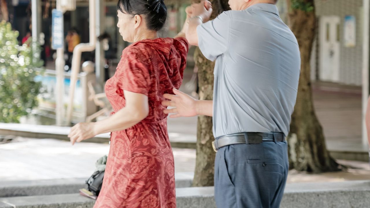 Casais da melhor idade dançando em festa ao ar livre